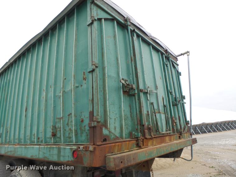 image for item DA3299 1979 International 1854 grain truck