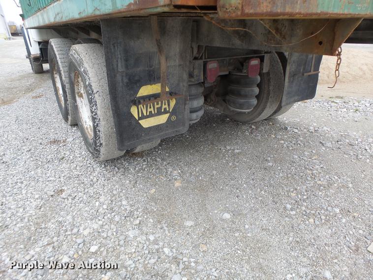 image for item DA3299 1979 International 1854 grain truck