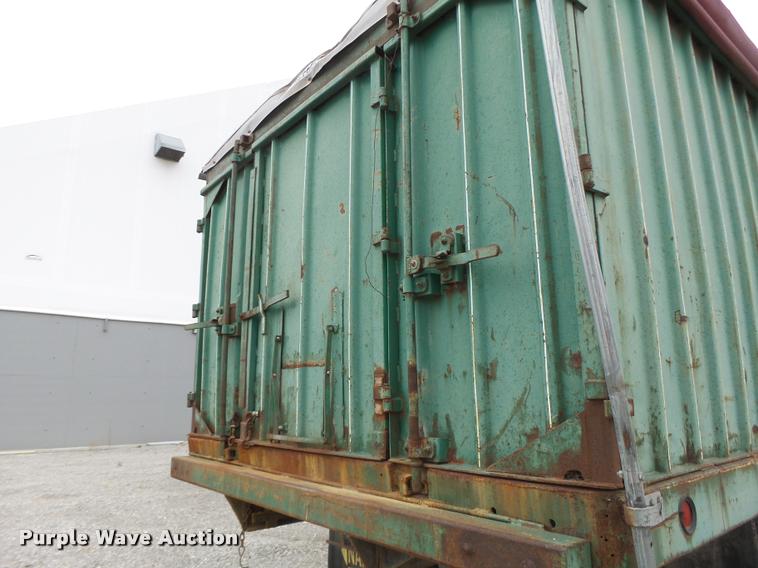 image for item DA3299 1979 International 1854 grain truck