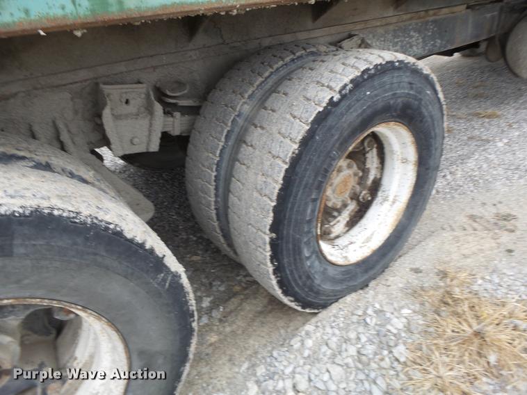 image for item DA3299 1979 International 1854 grain truck