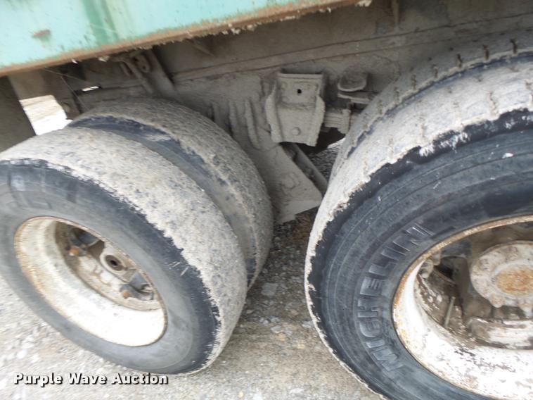 image for item DA3299 1979 International 1854 grain truck