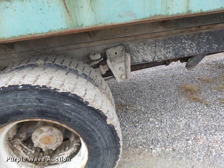 image for item DA3299 1979 International 1854 grain truck