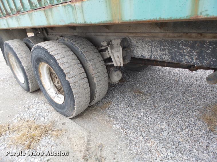 image for item DA3299 1979 International 1854 grain truck