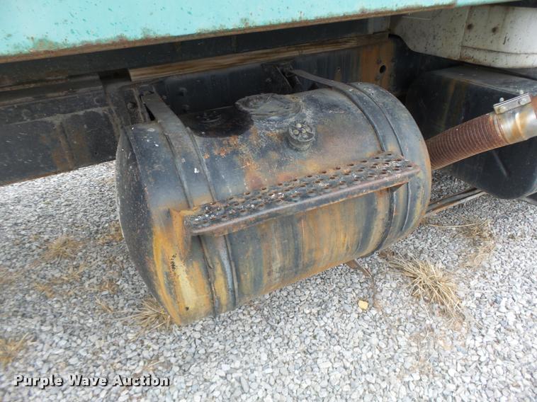 image for item DA3299 1979 International 1854 grain truck