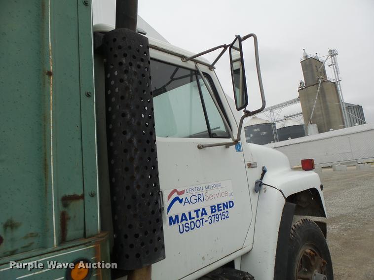 image for item DA3299 1979 International 1854 grain truck