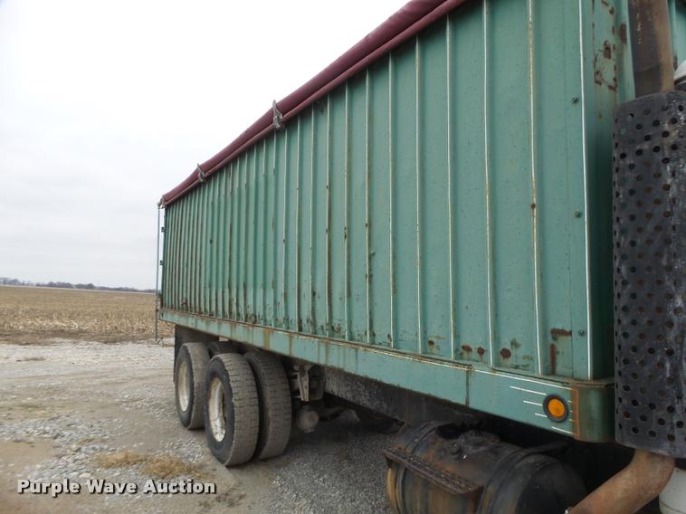 image for item DA3299 1979 International 1854 grain truck