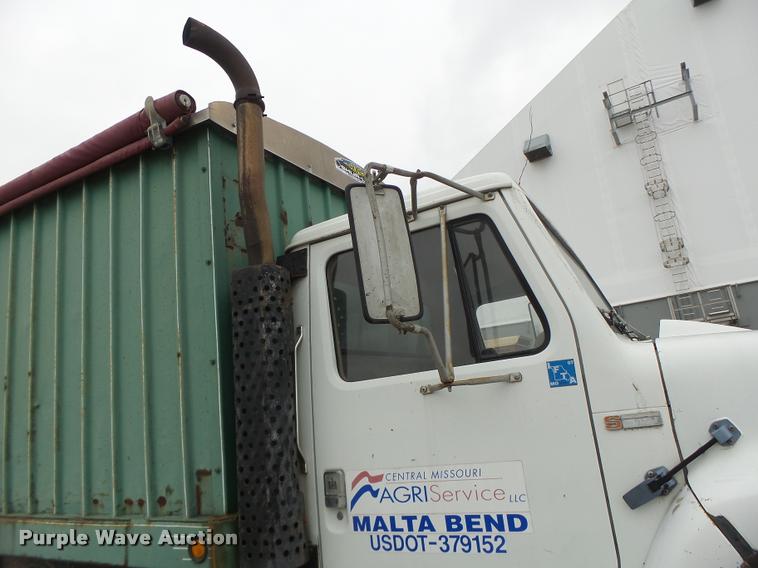 image for item DA3299 1979 International 1854 grain truck