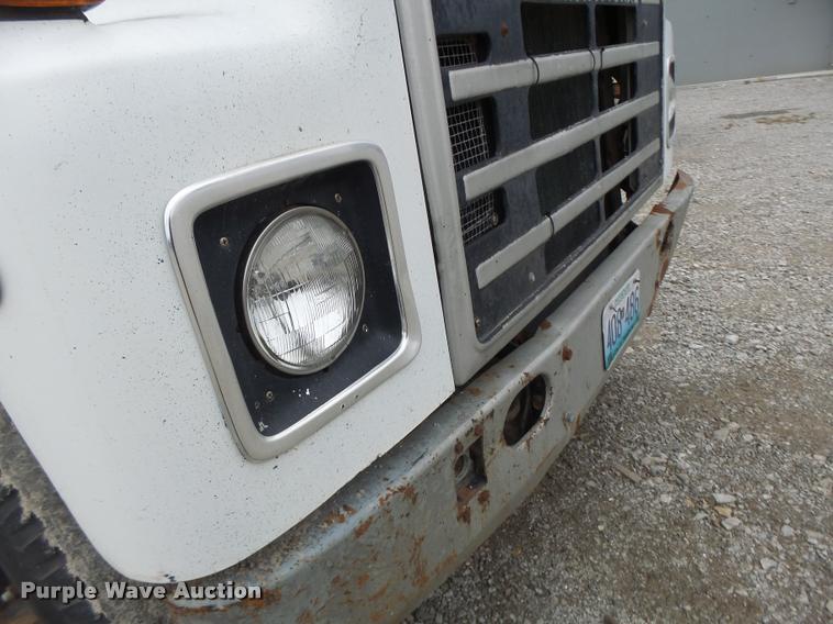 image for item DA3299 1979 International 1854 grain truck