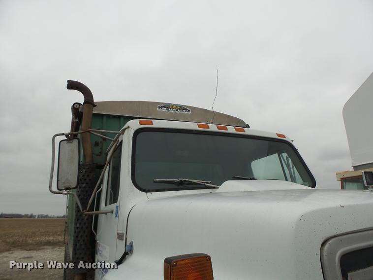 image for item DA3299 1979 International 1854 grain truck