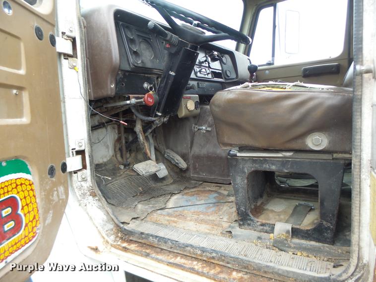 image for item DA3299 1979 International 1854 grain truck