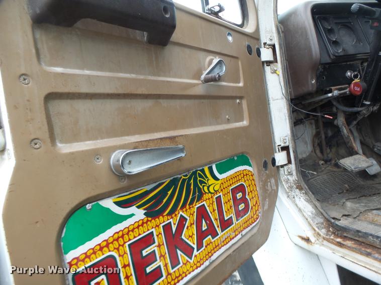 image for item DA3299 1979 International 1854 grain truck