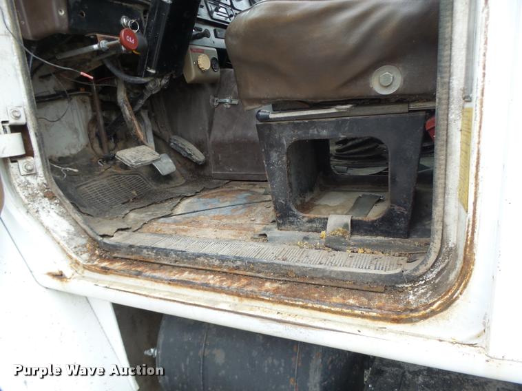 image for item DA3299 1979 International 1854 grain truck