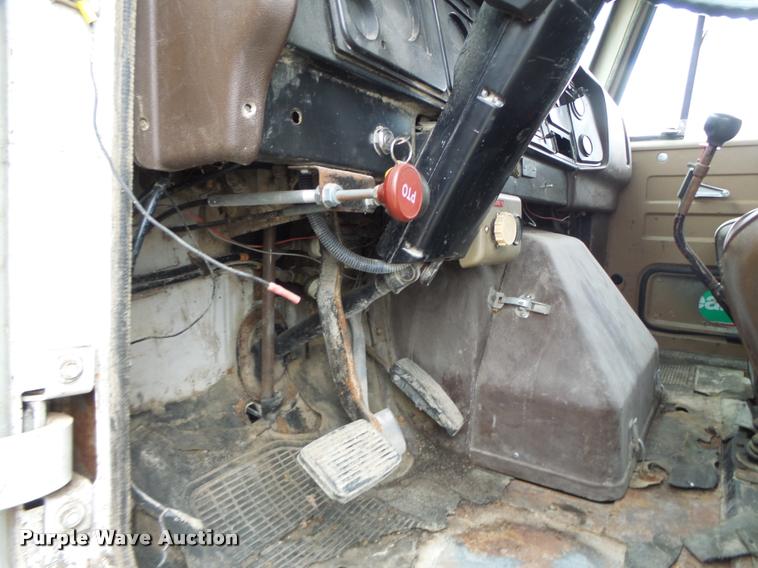 image for item DA3299 1979 International 1854 grain truck