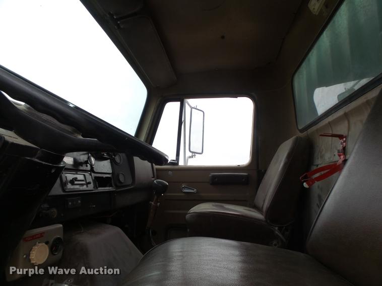 image for item DA3299 1979 International 1854 grain truck