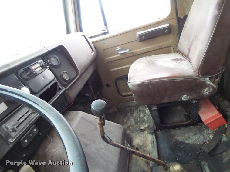 image for item DA3299 1979 International 1854 grain truck