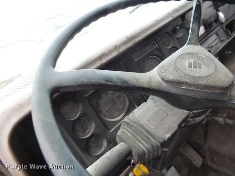 image for item DA3299 1979 International 1854 grain truck