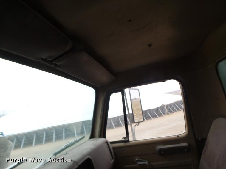 image for item DA3299 1979 International 1854 grain truck