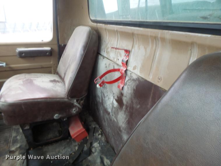 image for item DA3299 1979 International 1854 grain truck