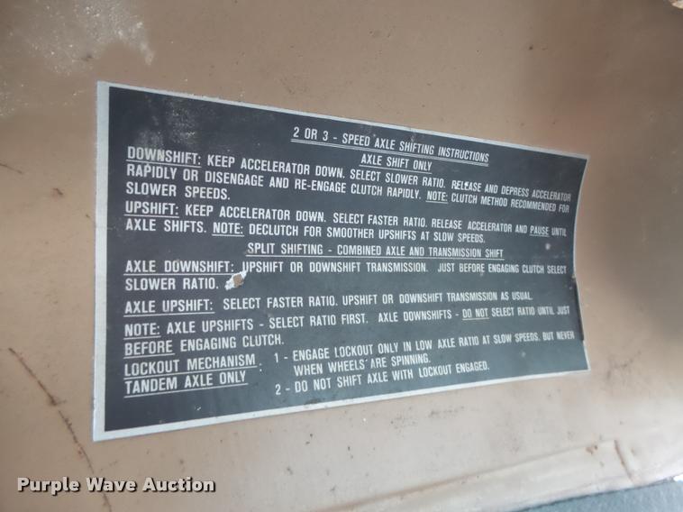 image for item DA3299 1979 International 1854 grain truck