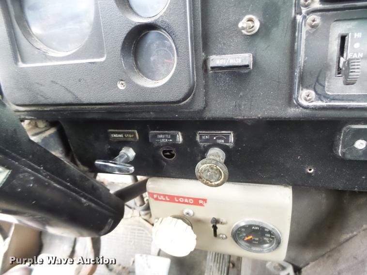 image for item DA3299 1979 International 1854 grain truck