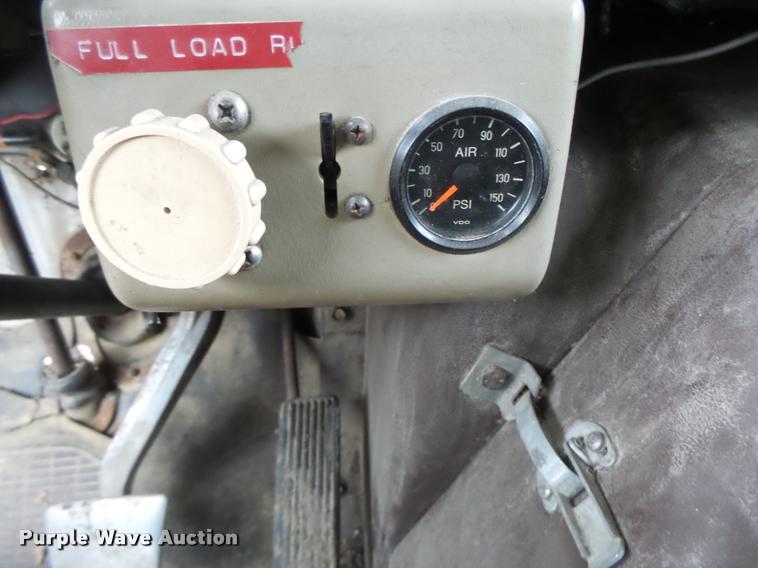 image for item DA3299 1979 International 1854 grain truck