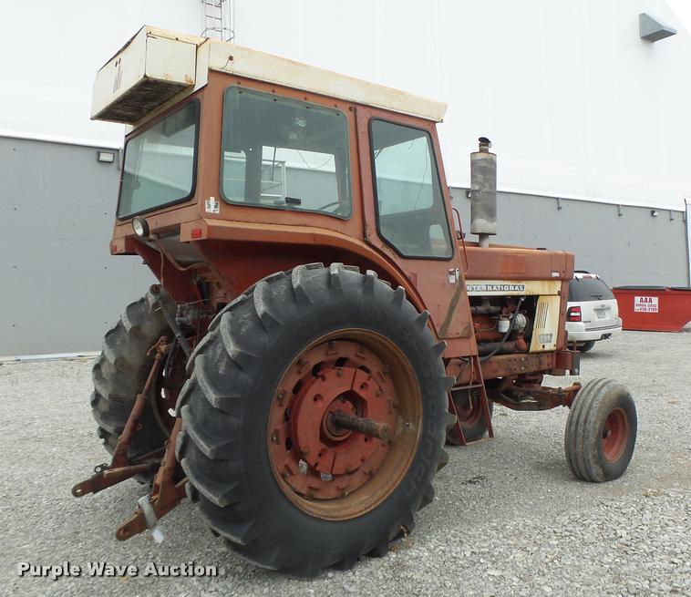 image for item DA3300 International 966 tractor