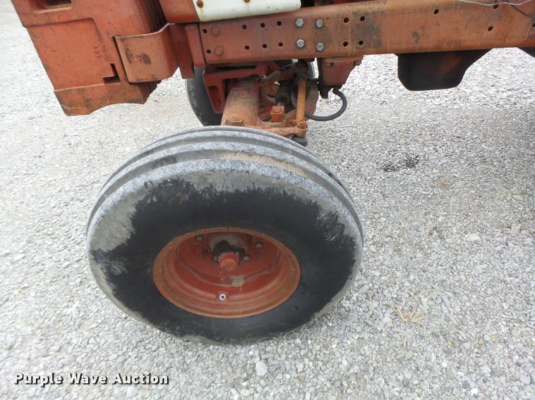 image for item DA3300 International 966 tractor