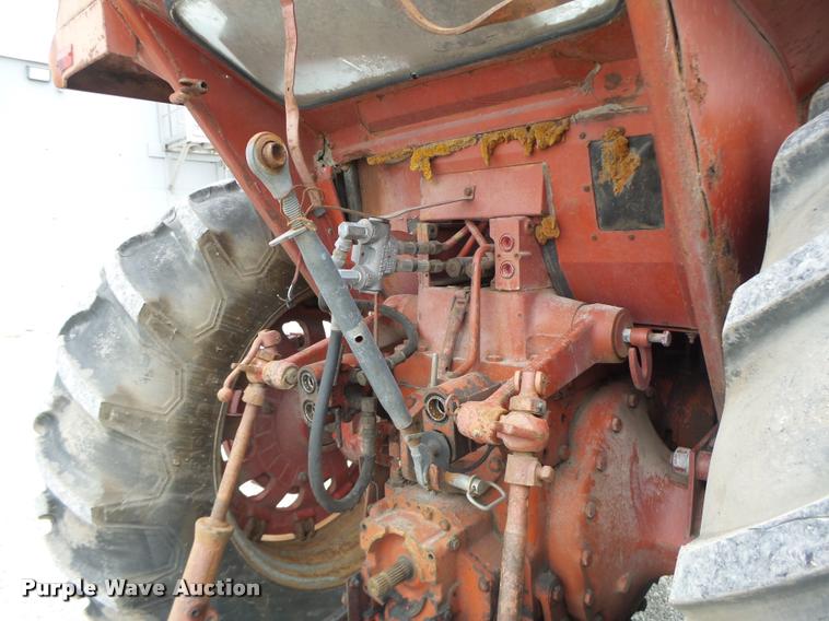 image for item DA3300 International 966 tractor