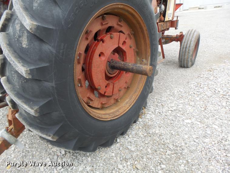 image for item DA3300 International 966 tractor