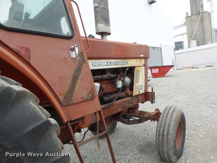 image for item DA3300 International 966 tractor