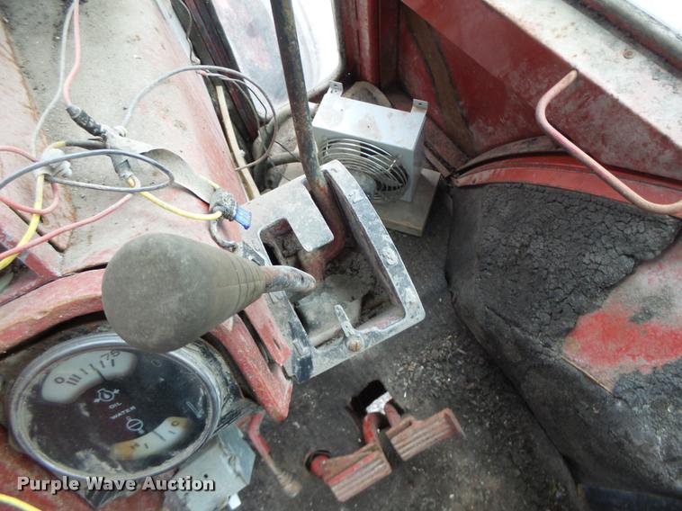 image for item DA3300 International 966 tractor