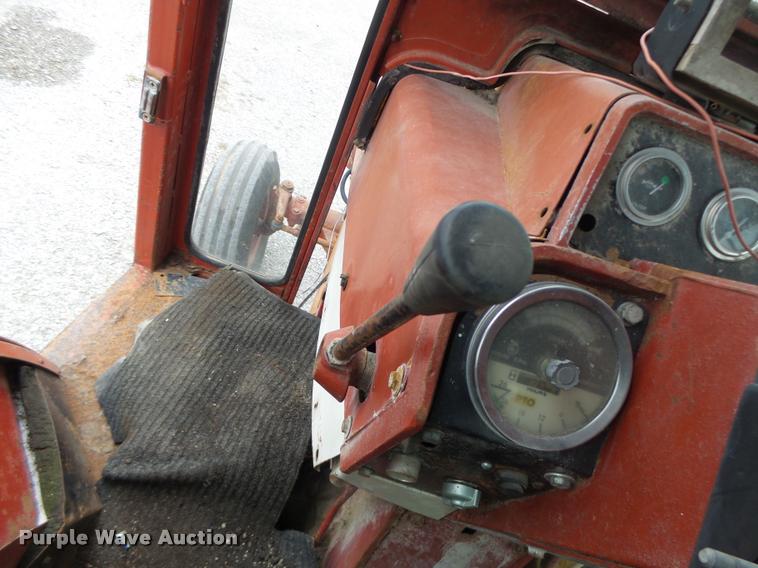 image for item DA3300 International 966 tractor