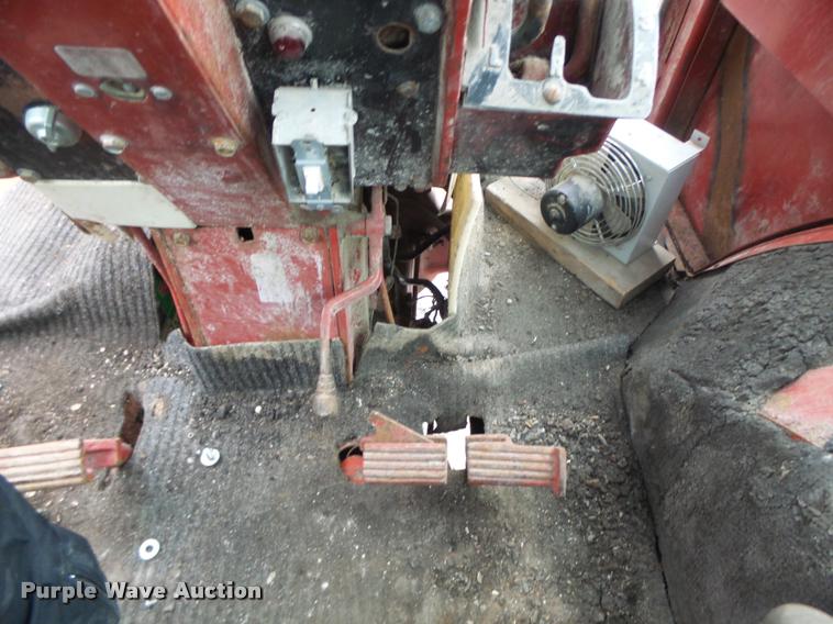 image for item DA3300 International 966 tractor