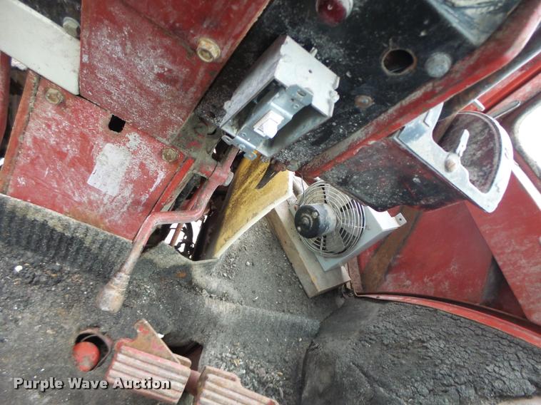 image for item DA3300 International 966 tractor