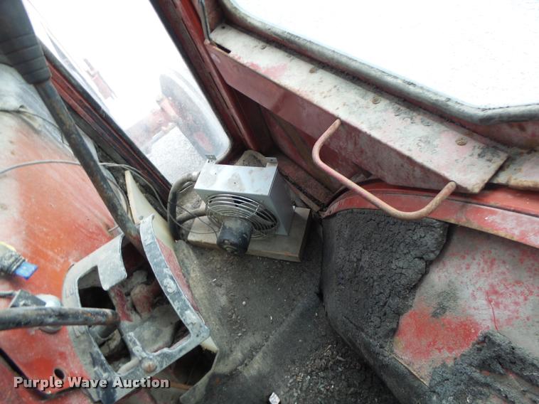 image for item DA3300 International 966 tractor