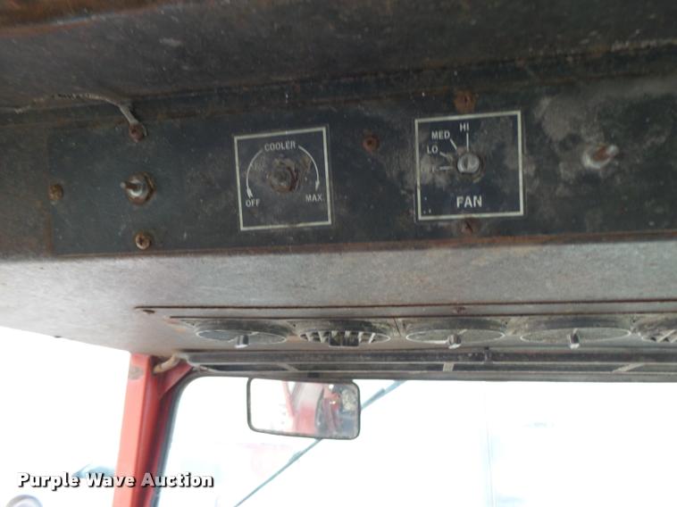 image for item DA3300 International 966 tractor