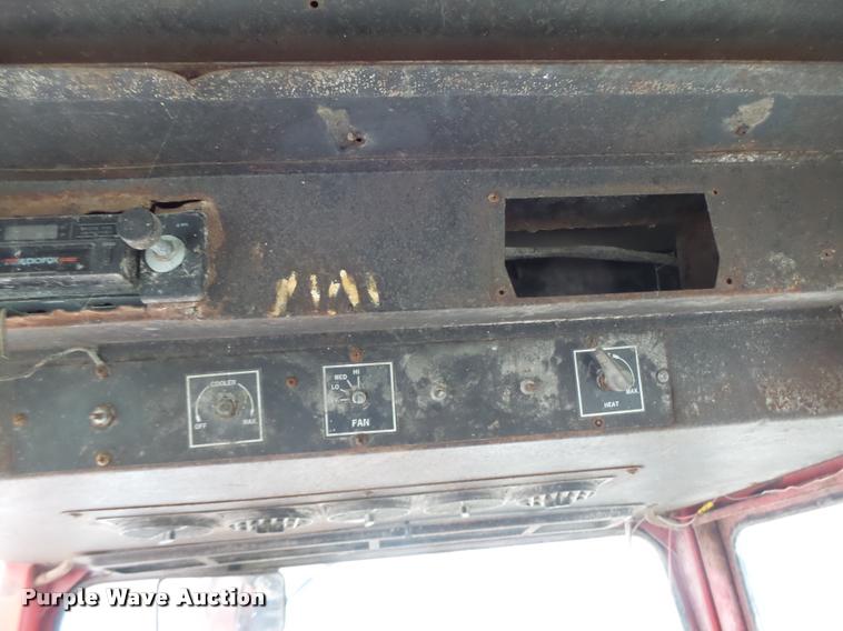 image for item DA3300 International 966 tractor