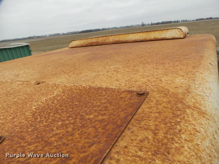 image for item DA3300 International 966 tractor