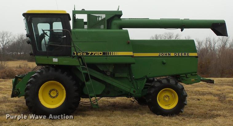 image for item DA5850 1982 John Deere 7720 RWA combine