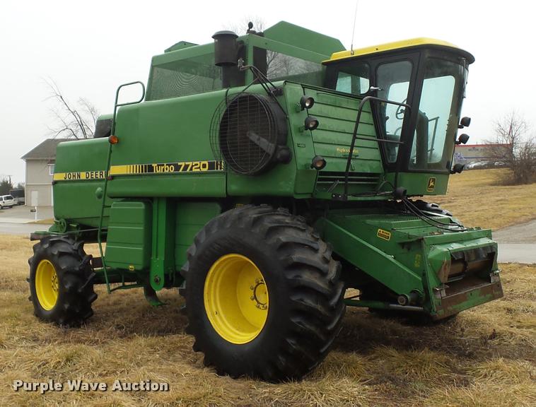 image for item DA5850 1982 John Deere 7720 RWA combine