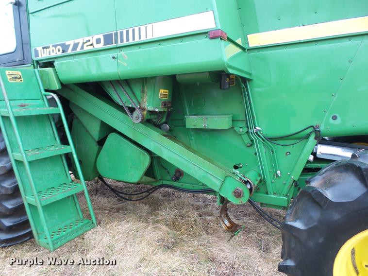 image for item DA5850 1982 John Deere 7720 RWA combine