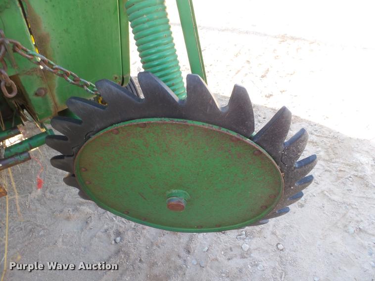 image for item DA7516 John Deere 385 round baler