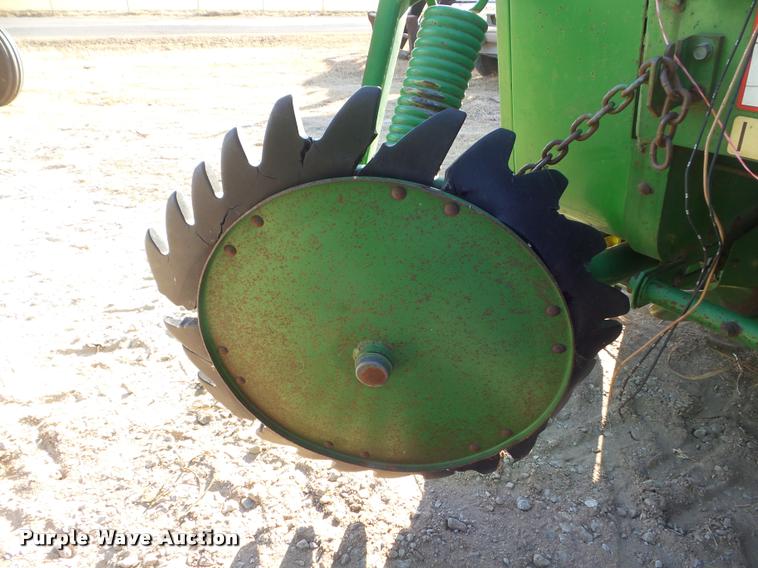 image for item DA7516 John Deere 385 round baler