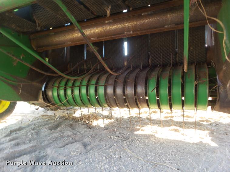image for item DA7516 John Deere 385 round baler