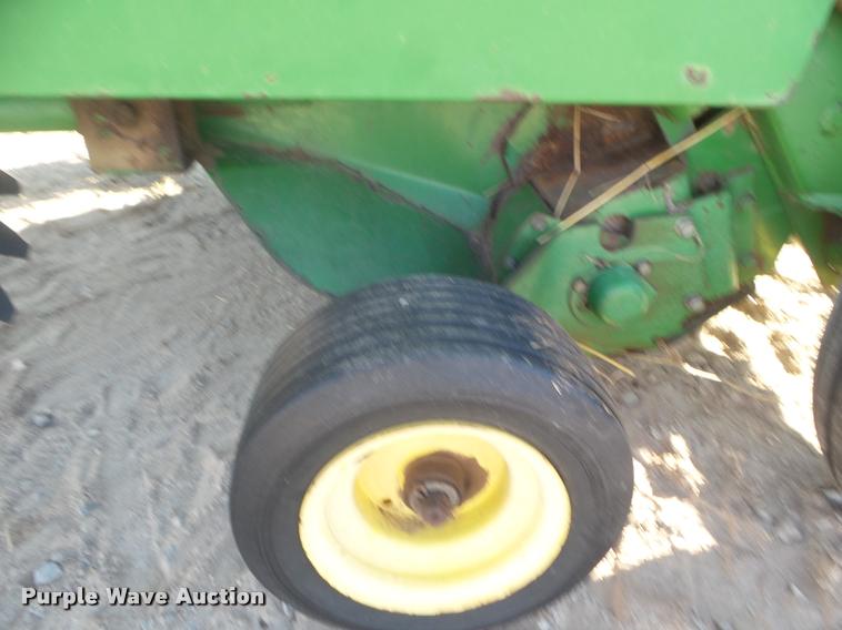 image for item DA7516 John Deere 385 round baler
