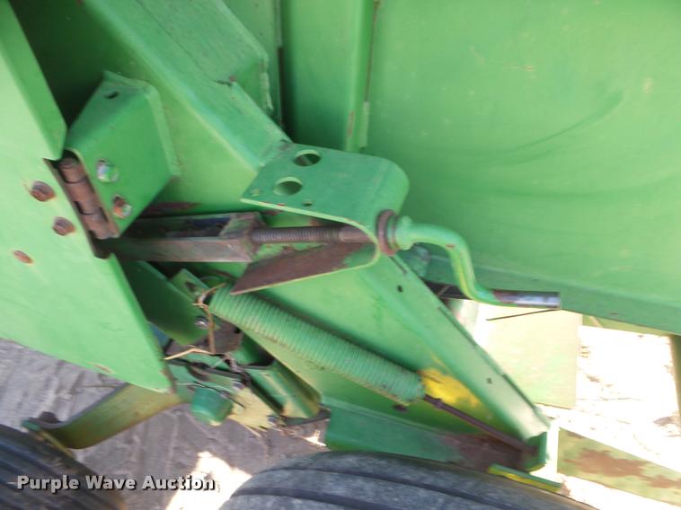 image for item DA7516 John Deere 385 round baler