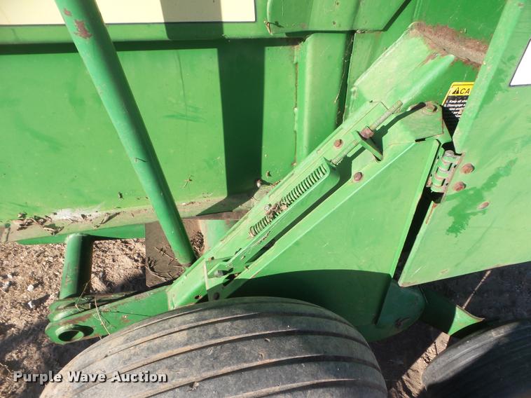 image for item DA7516 John Deere 385 round baler