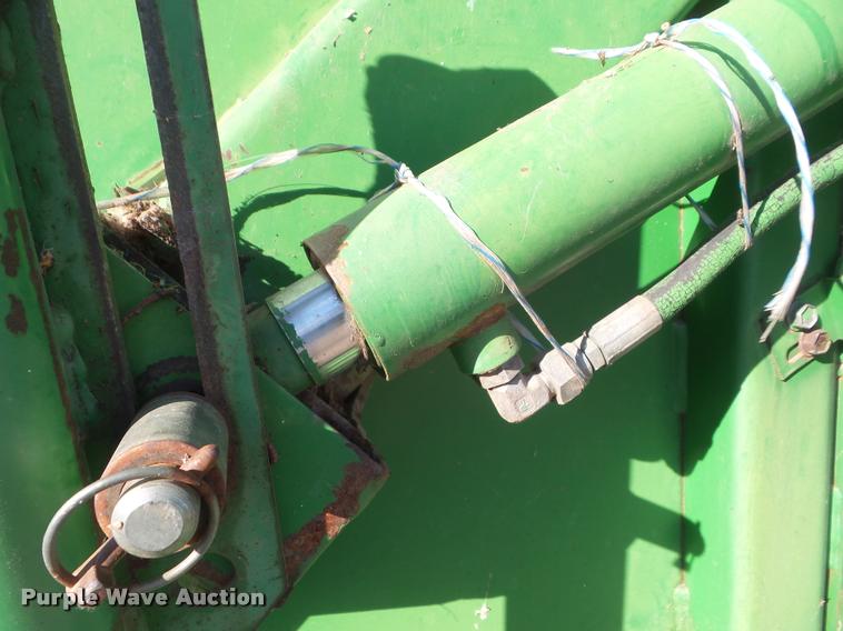 image for item DA7516 John Deere 385 round baler