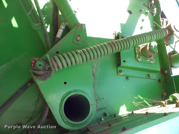image for item DA7516 John Deere 385 round baler