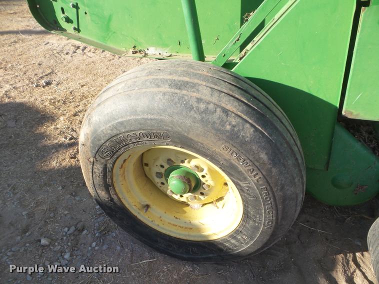 image for item DA7516 John Deere 385 round baler